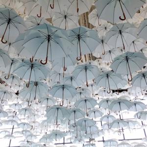 Cellofan - White Umbrellas de Kaisa Berry